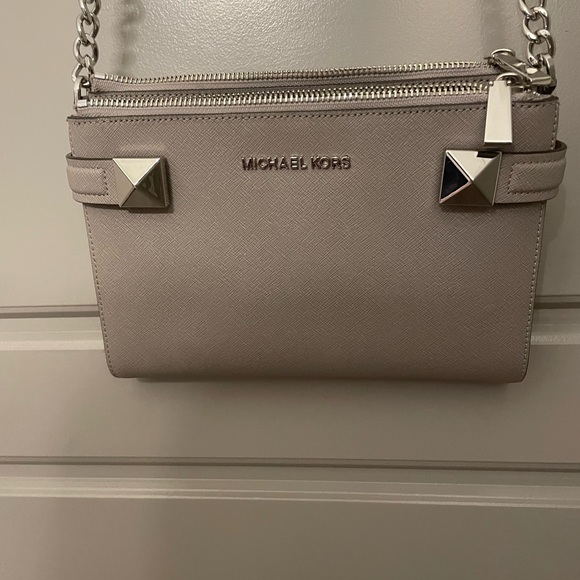 Michael Kors wallet on a string in pebble gray - Picture 2 of 4